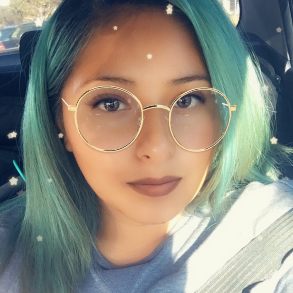 Meet your Posher, Claudia